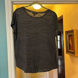 Simply Vera Wang gray light weight business casual t-shirt. Size XL.